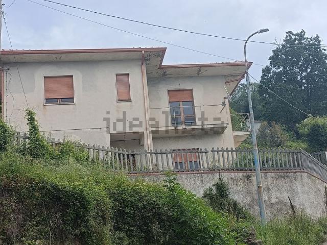 Villetta indipendente in vendita di 290 m² in Contrada Acqua Dauzano