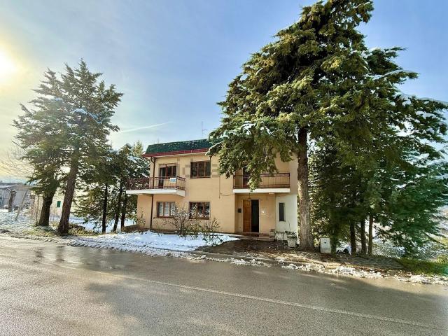 Villetta indipendente in vendita di 294 m² in Via Peligna