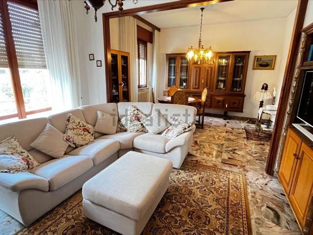 Villetta indipendente in vendita di 295 m² in Via Giulio Ruzzi