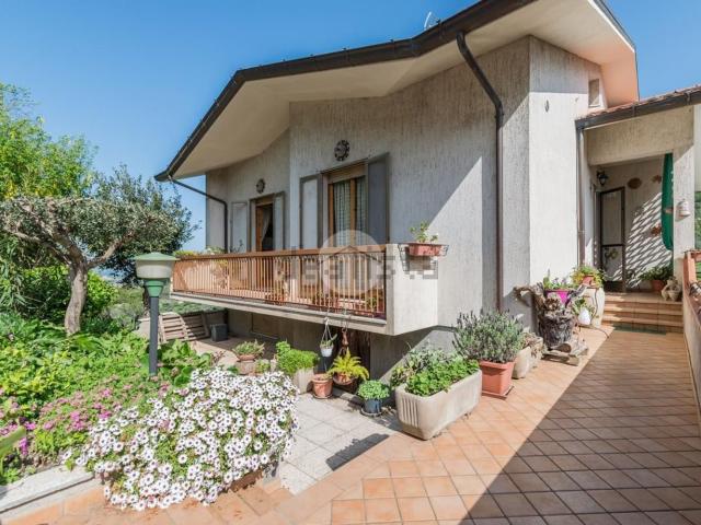 Villetta indipendente in vendita di 295 m² in Via Riccardo Zandonai