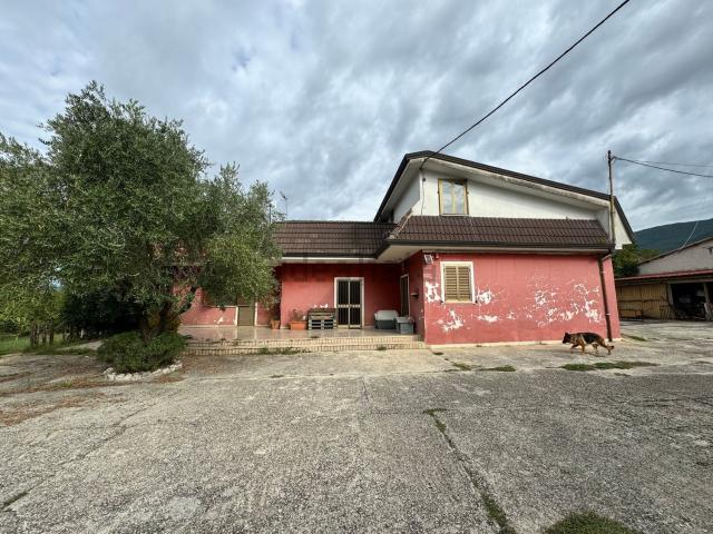 Villetta indipendente in vendita di 295 m² in Strada Vicinale San Cassiano