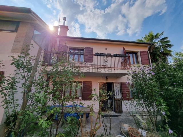 Villetta indipendente in vendita di 298 m² in Via Atestina