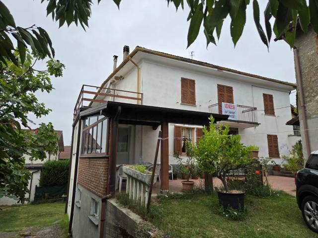 Villetta indipendente in vendita di 298 m² in Via Galliera