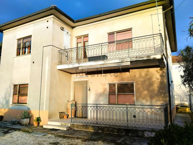 Villetta indipendente in vendita di 298 m² in Via Santa Poppa, 15