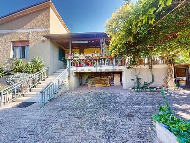 Villetta indipendente in vendita di 300 m² in Via Colle Scandolaro