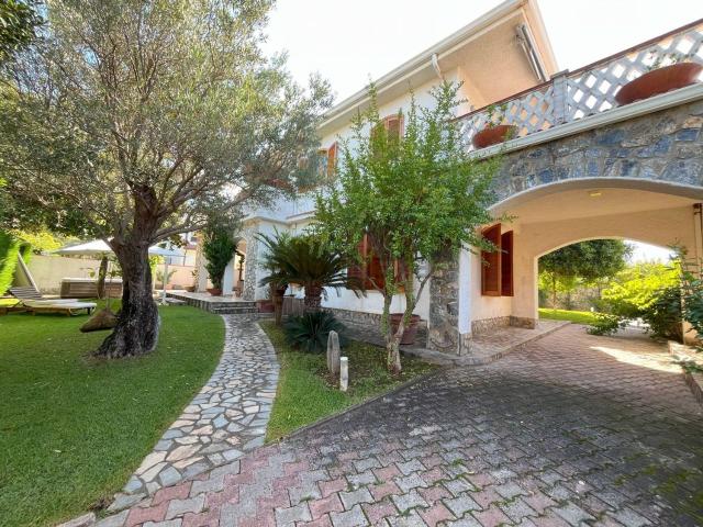 Villetta indipendente in vendita di 300 m² in Via Corrado Alvaro, 20