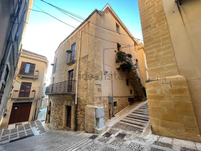 Villetta indipendente in vendita di 300 m² in Via Arciprete Ansaldi