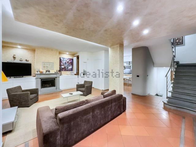 Villetta indipendente in vendita di 300 m² in Via B. Cellini, 12