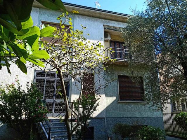 Villetta indipendente in vendita di 300 m² in Via Grandi, 3