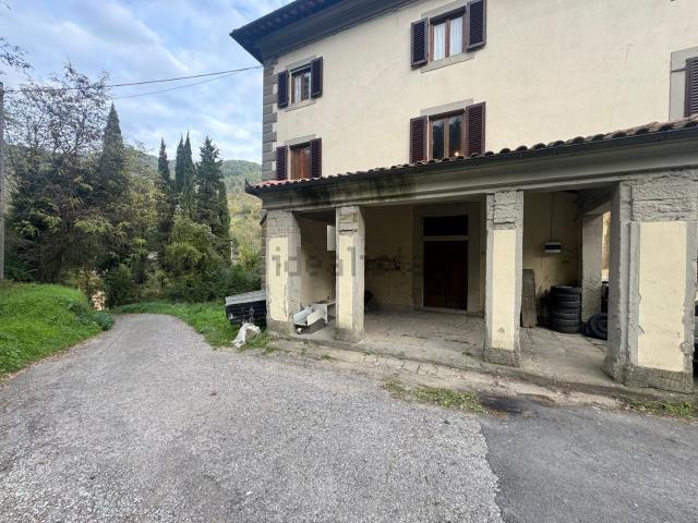 Villetta indipendente in vendita di 300 m² in Via di Val di Setta e Val di Bisenzio, 21