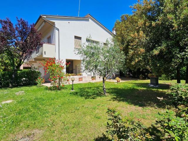 Villetta indipendente in vendita di 300 m² in Via Emilia, 6