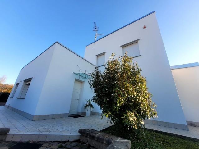 Villetta indipendente in vendita di 300 m² in Via Edmondo de Amicis, 17