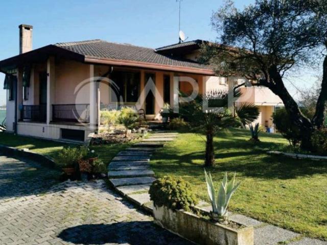 Villetta indipendente in vendita di 300 m² in Via F. Petrarca, 3