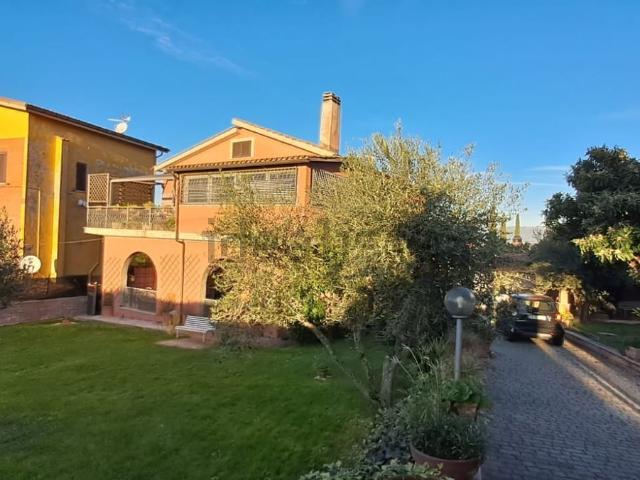 Villetta indipendente in vendita di 300 m² in Via Fontana Candida, 321