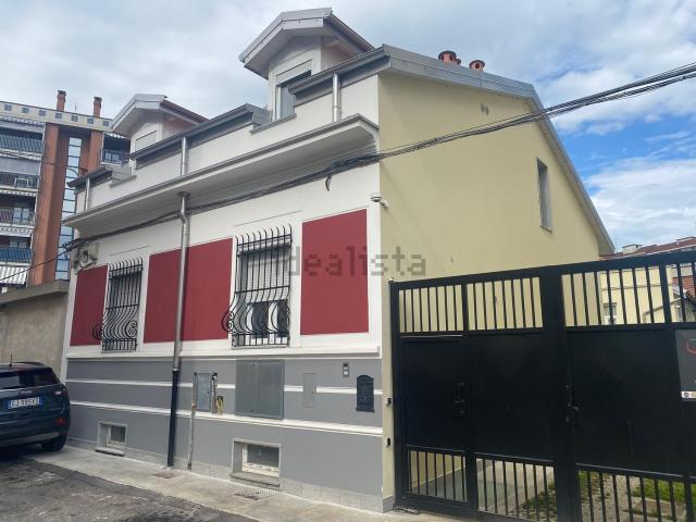 Villetta indipendente in vendita di 300 m² in Via Forlì
