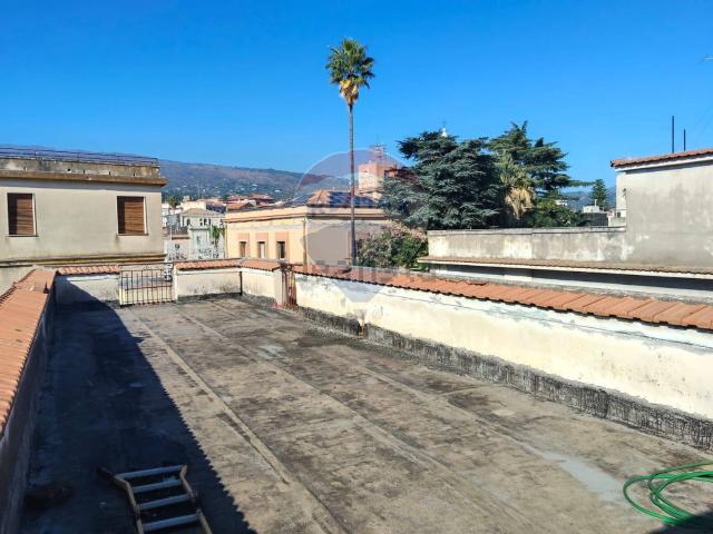 Villetta indipendente in vendita di 300 m² in Via Francesco Crispi, 83