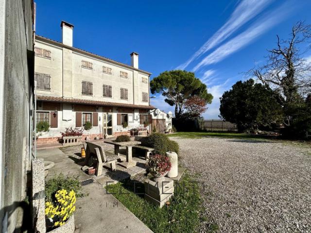 Villetta indipendente in vendita di 300 m² in Via Franzine