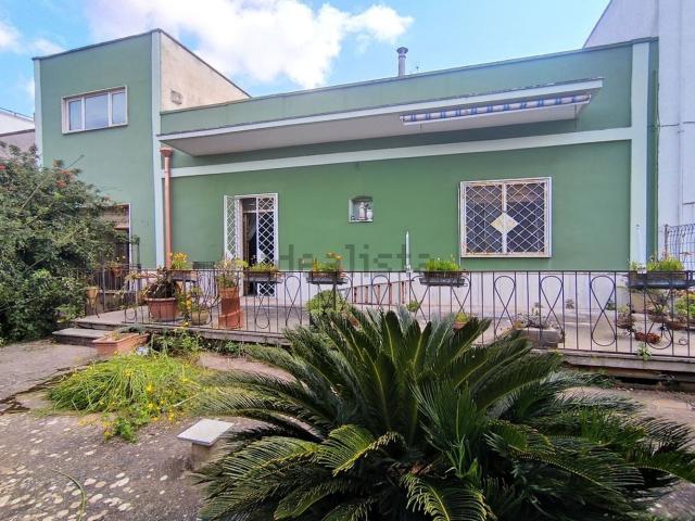Villetta indipendente in vendita di 300 m² in Via Lequile, 160