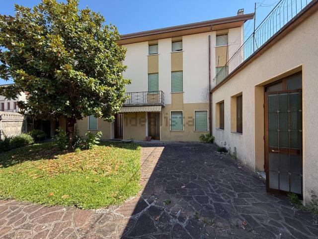 Villetta indipendente in vendita di 300 m² in Via Luigi Cadorna, 1