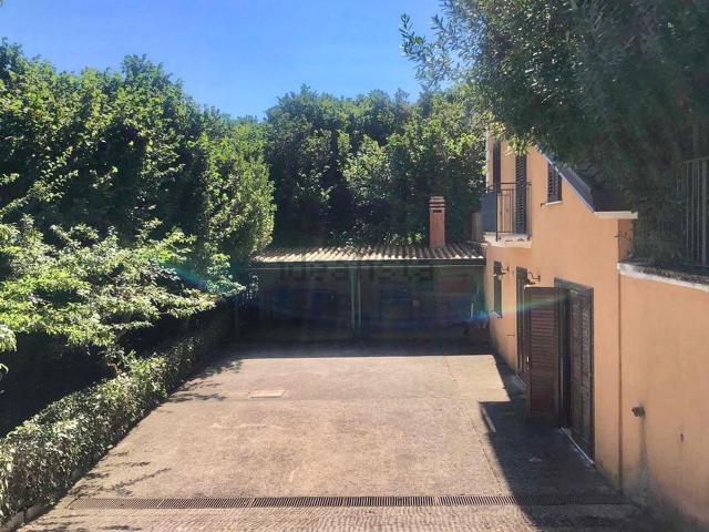 Villetta indipendente in vendita di 300 m² in Via Macchia