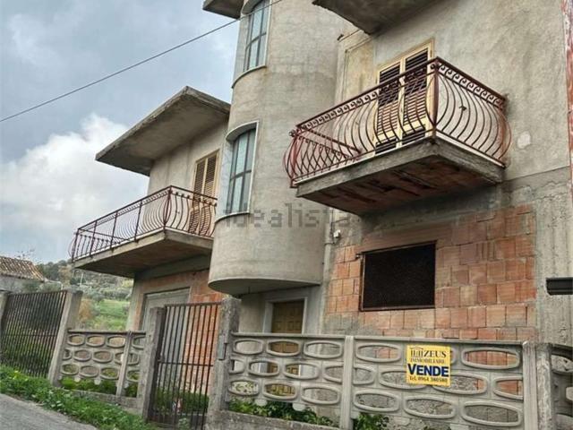 Villetta indipendente in vendita di 300 m² in Via Messina