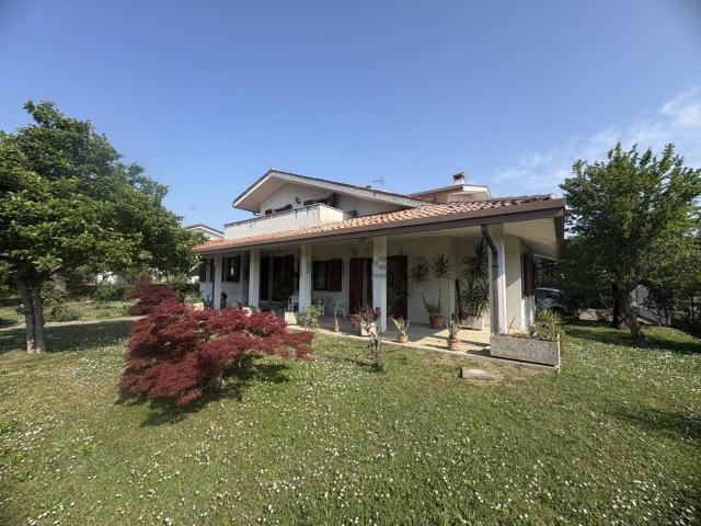 Villetta indipendente in vendita di 300 m² in Via Miramonti