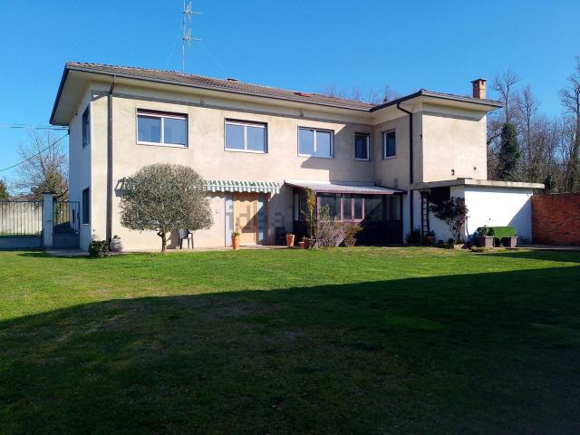Villetta indipendente in vendita di 300 m² in Via Novara