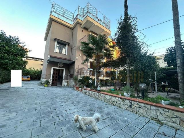 Villetta indipendente in vendita di 300 m² in Via San Francesco D&apos Assisi, 41