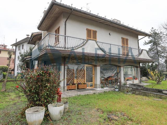Villetta indipendente in vendita di 300 m² in Via Santerini