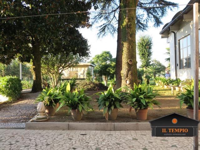 Villetta indipendente in vendita di 300 m² in Via Stradone