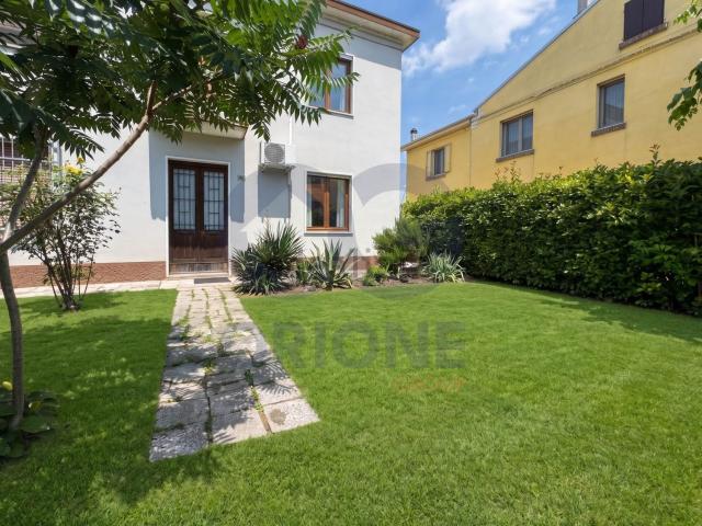 Villetta indipendente in vendita di 300 m² in Via per Zerbinate, 2