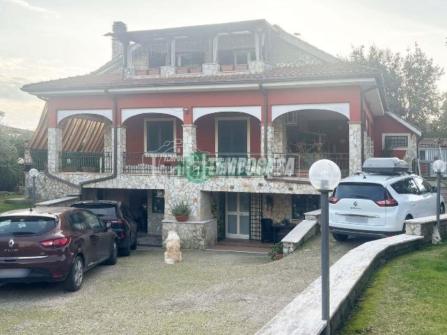 Villetta indipendente in vendita di 300 m² in Via Pietro Nenni