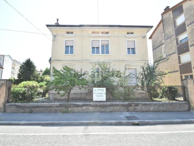 Villetta indipendente in vendita di 300 m² in Via Tommaso Grossi, 15