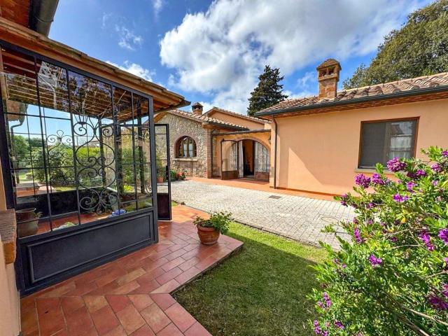 Villetta indipendente in vendita di 300 m² in Via Terra dei Ceci