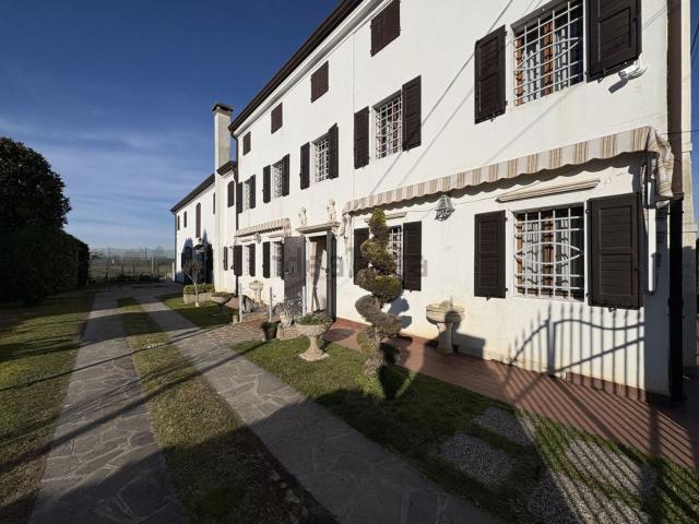 Villetta indipendente in vendita di 300 m² in Via Trieste