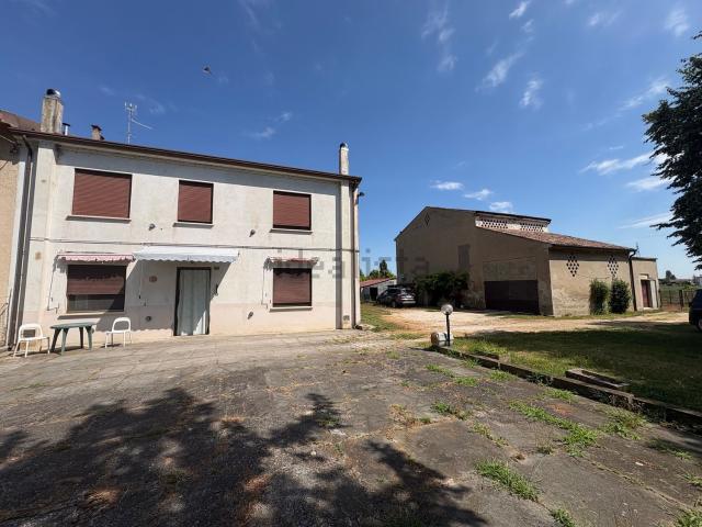 Villetta indipendente in vendita di 300 m² in Via Trieste