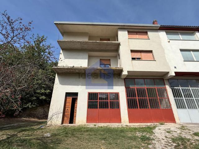 Villetta indipendente in vendita di 300 m² in Contrada Colle Zingaro