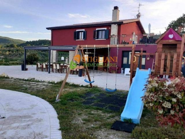 Villetta indipendente in vendita di 300 m² in Contrada Collefalcone