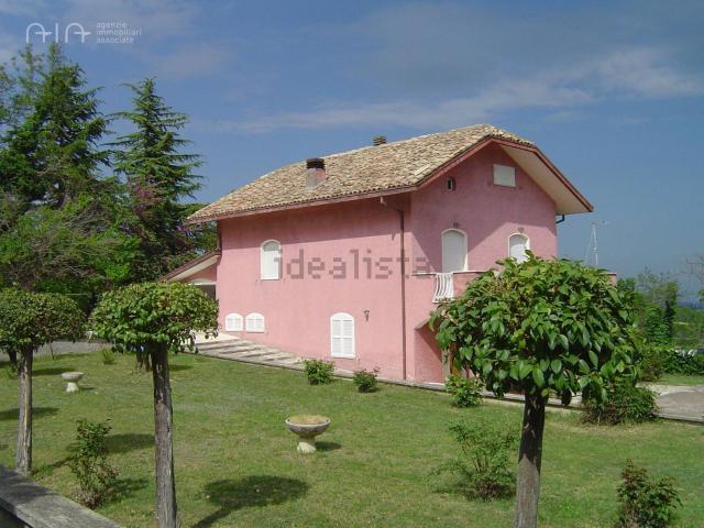 Villetta indipendente in vendita di 300 m² in Corso Antonio Bonfini