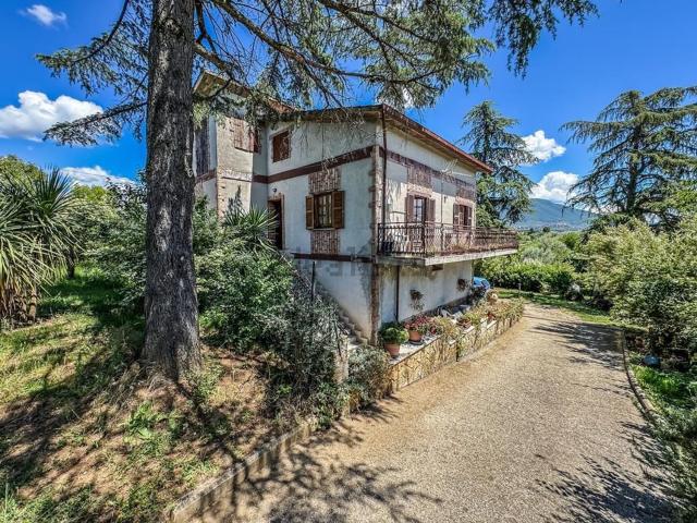 Villetta indipendente in vendita di 300 m² in Strada della Sabellata