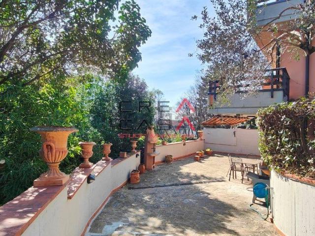 Villetta indipendente in vendita di 305 m² in Via Eletto Palandri