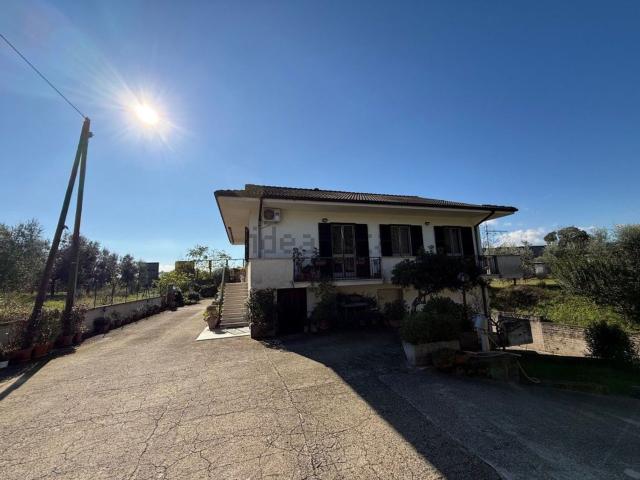 Villetta indipendente in vendita di 305 m² in Via Mediana Arillette