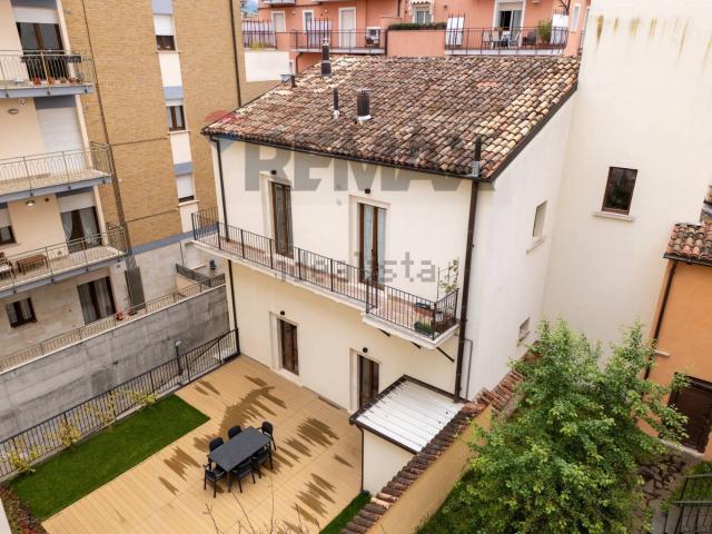 Villetta indipendente in vendita di 305 m² in Via Sant&apos Amico, 6