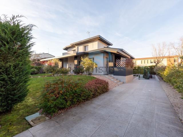Villetta indipendente in vendita di 306 m² in Via E. Gastaldo