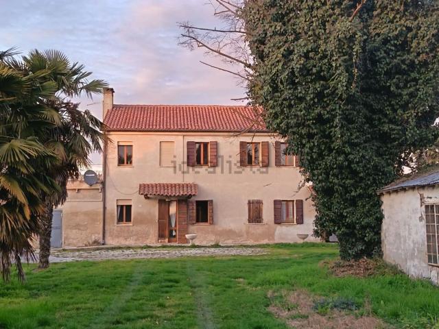 Villetta indipendente in vendita di 307 m² in Via Argine Destro