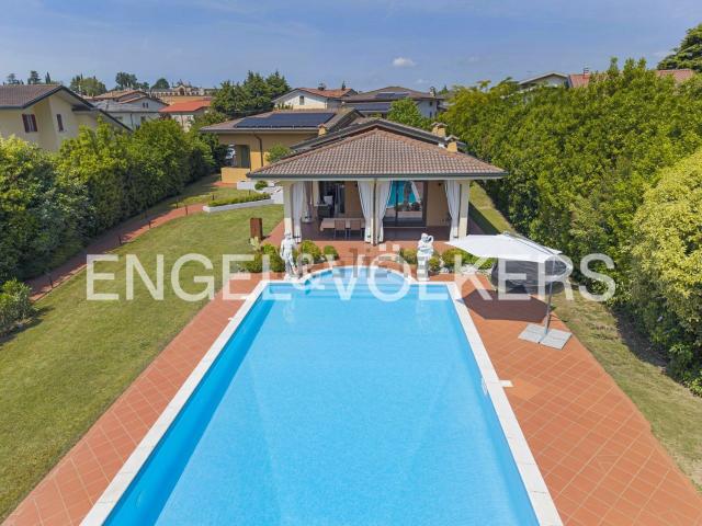 Villetta indipendente in vendita di 307 m² in Via Papa Paolo VI