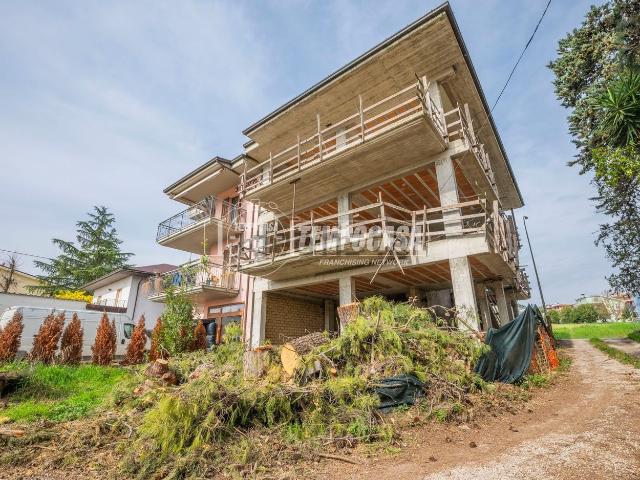 Villetta indipendente in vendita di 308 m² in Via Salaria, 52