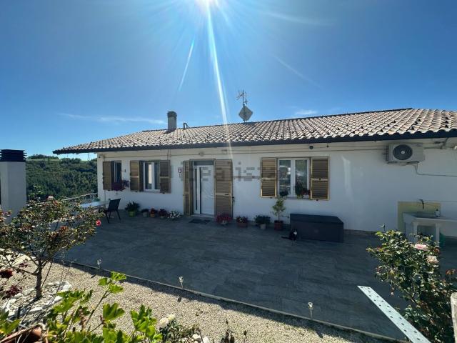 Villetta indipendente in vendita di 308 m² in Contrada Faiete, 10