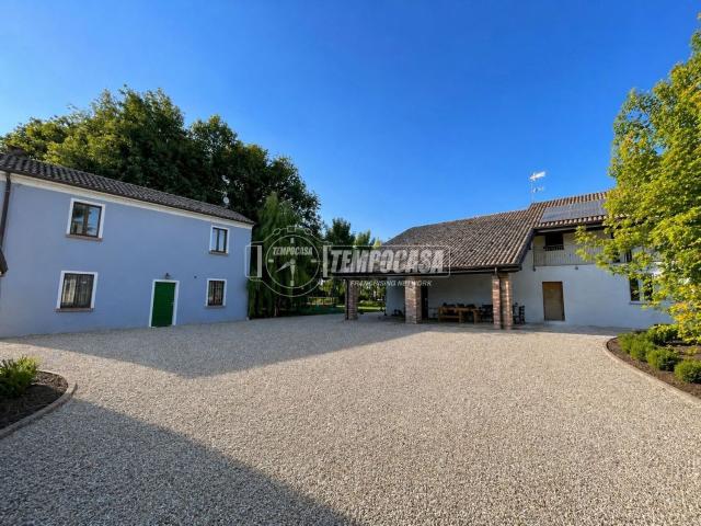 Villetta indipendente in vendita di 310 m² in Via 4 Novembre