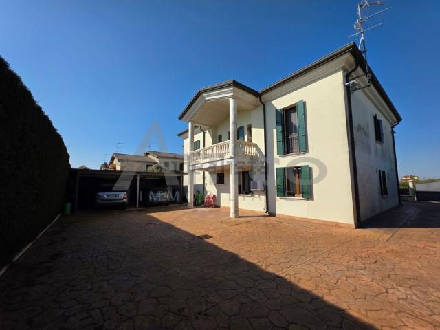 Villetta indipendente in vendita di 310 m² in Via Ariel Ben Gurion, 298
